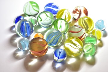大きなビー玉と小さなビー玉