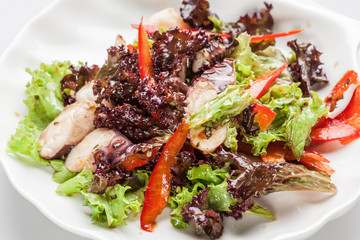 Salad with octopus, lettuce and paprika.