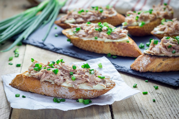 Sandwich with tuna, soft cheese and green onion