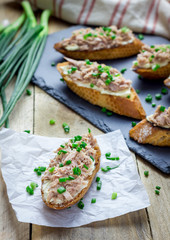Sandwich with tuna, soft cheese and green onion