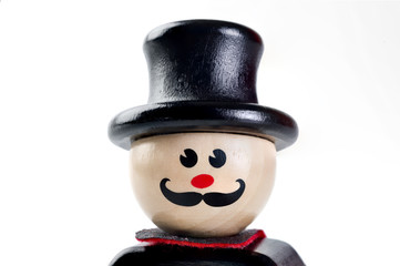 Giocattoli di legno colorati still life su sfondo bianco