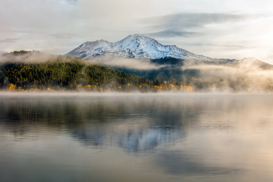 Fototapeta Beautiful Mount Shasta and Siskiyou Lake 