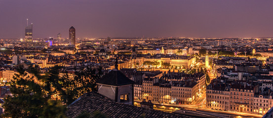 Fototapeta na wymiar Lyon, panorama nocturne de la ville