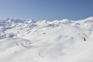 Fototapeta na wymiar Snow covered peaks of Alps