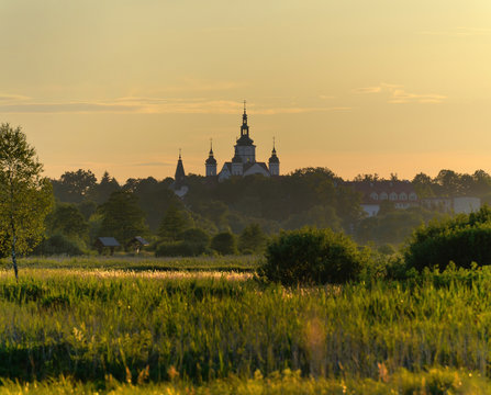 Łąki koło Suraśla, w oddali Monaster Zwiastowania Przenajświętszej Bogurodzicy i św. Apostoła Jana Teologa