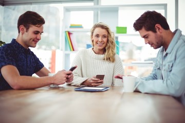 Obraz premium Creative team all using smartphones