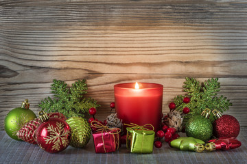Weihnachtskerze mit Weihnachtsdekoration