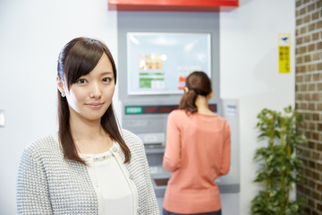 ATMを使う女性 