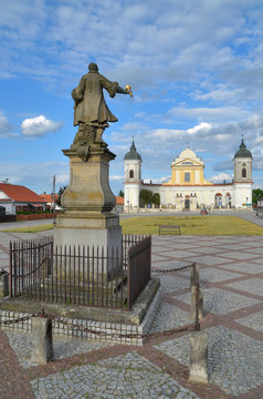 Pomnik hetmana Stefana Czarnieckiego na rynku w Tykocinie, w tle kościół pw. Świętej Trójcy