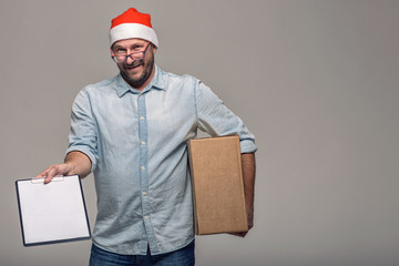 Fröhlicher Kurier mit Weihnachtspaket