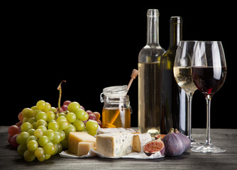 Naklejka premium Wine and cheese