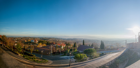 Obraz premium Panorámica Laguardia, viñedos al fondo
