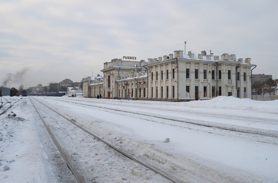 Здание железнодорожного вокзала Рыбинска зимним облачным днем
