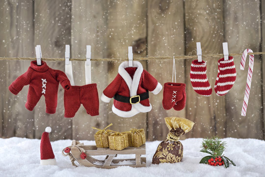 Weihnachtlicher Hintergrund mit Nikolauskleidung