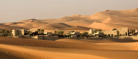 Fotobehang Blokhuis in de woestijn van een duin © forcdan