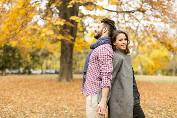 Fototapeta premium Young couple in the autumn park