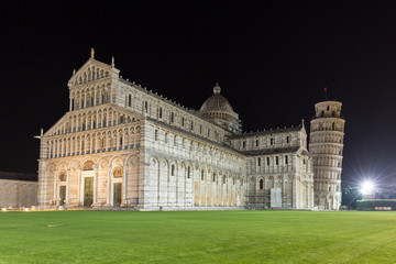Fototapeta na wymiar Cathedral and leaning tower of Pisa at night