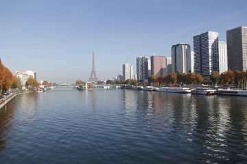 Fototapeta na wymiar La Seine à Paris, vue depuis le pont Mirabeau
