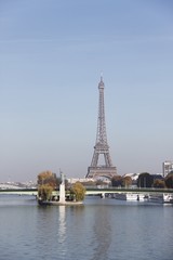 Fototapeta na wymiar La Seine à Paris, vue depuis le pont Mirabeau