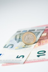 Fünf und Zehn Euro Schein mit Euromünze