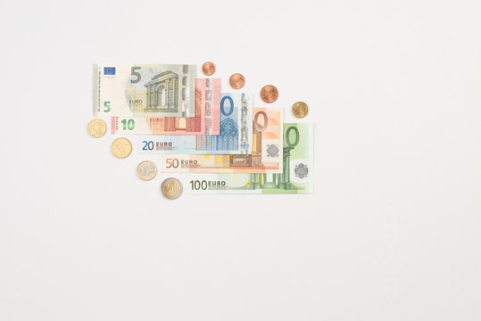 Euro Geldscheine und Münzen gefächtert
