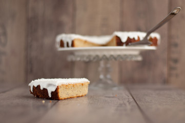 fetta di torta al cocco e arancia da decorare come albero di natale, torta sullo sfondo