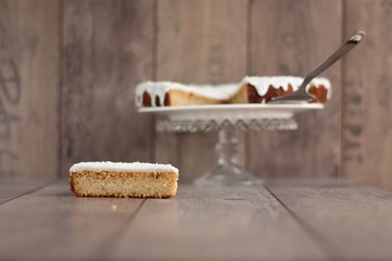 fetta di torta al cocco e arancia da decorare come albero di natale, torta sullo sfondo