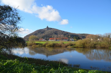 Kaiser-Wilhelm-Denkmal bei Porta Westfalica spiegelt sich in der Weser