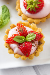 cupcakes with strawberries