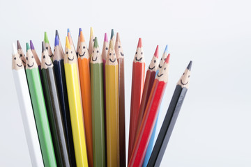 lapices de colores con sonrisas pintadas