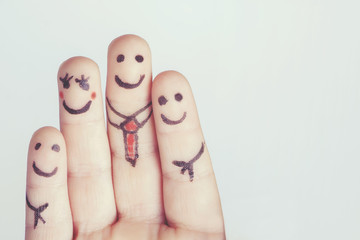 dedos felices formando una familia