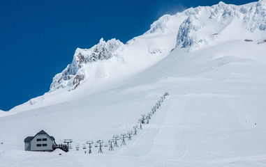 Fototapeta na wymiar Ski-Lift in Mt. Hood