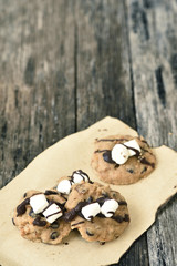 Obraz na płótnie Canvas Marshmallow cookies on wood plate