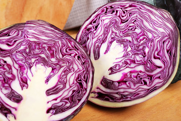Obraz premium Red cabbage on wooden table