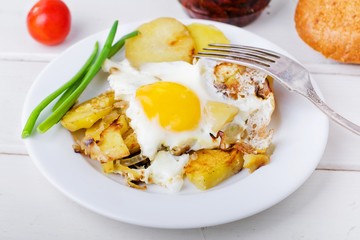 fried potatoes with an egg 