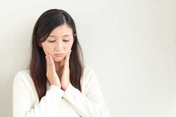 憂鬱な表情の女性