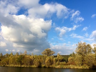 Wolken über der Isar