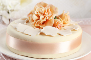 Obraz na płótnie Canvas Cake with sugar paste flowers, on light background