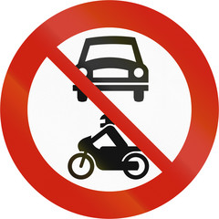 Norwegian regulatory road sign - No motor vehicles