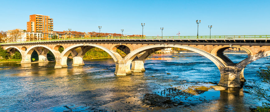 Pont des Catalans et la Garonne &agrave; Toulouse