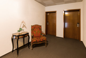 Zwei Türen mit Sitzplatz