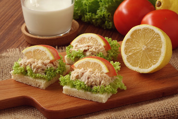 Tuna sandwich with milk