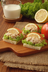 Tuna sandwich with milk