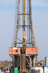 Fototapeta na wymiar oil drilling rig with workers