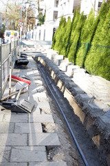 Kabel liegt im gegrabenen Schacht