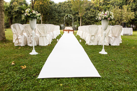 Allestimento in bianco per matrimonio all'aperto