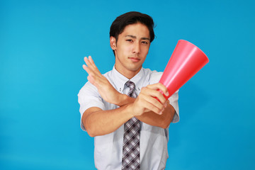 禁止の意思表示をする男性