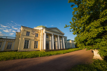 Fototapeta na wymiar Alexandrino Manor in St. Petersburg