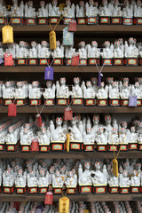 Miniature fox statues at Sasuke Inari Shrine in Kamakura　鎌倉の佐助稲荷神社