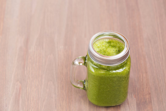 A green smoothie in a mason jar